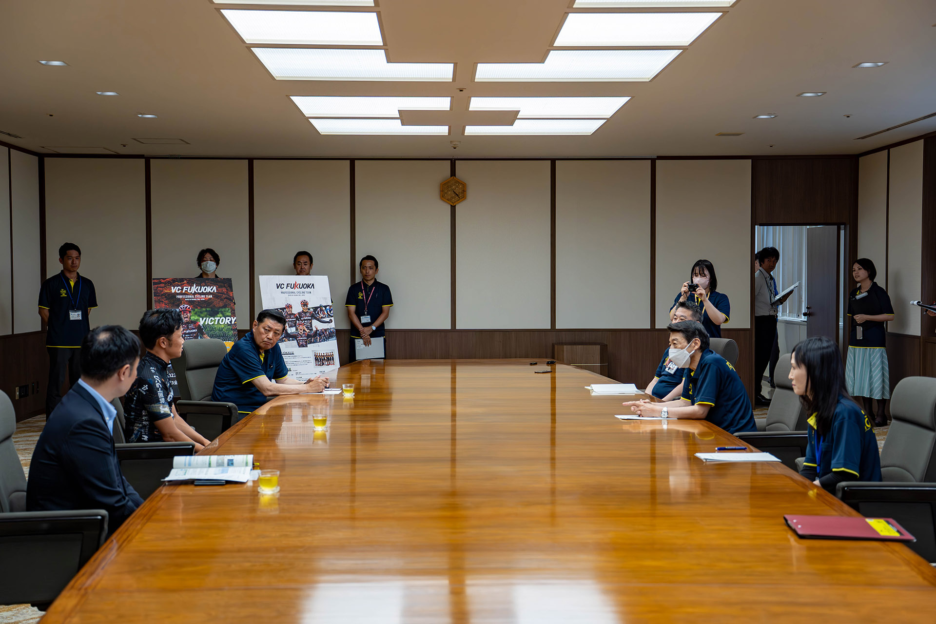 自転車活用推進功績者の表彰にあたり、佐藤監督が福岡県庁を表敬訪問
